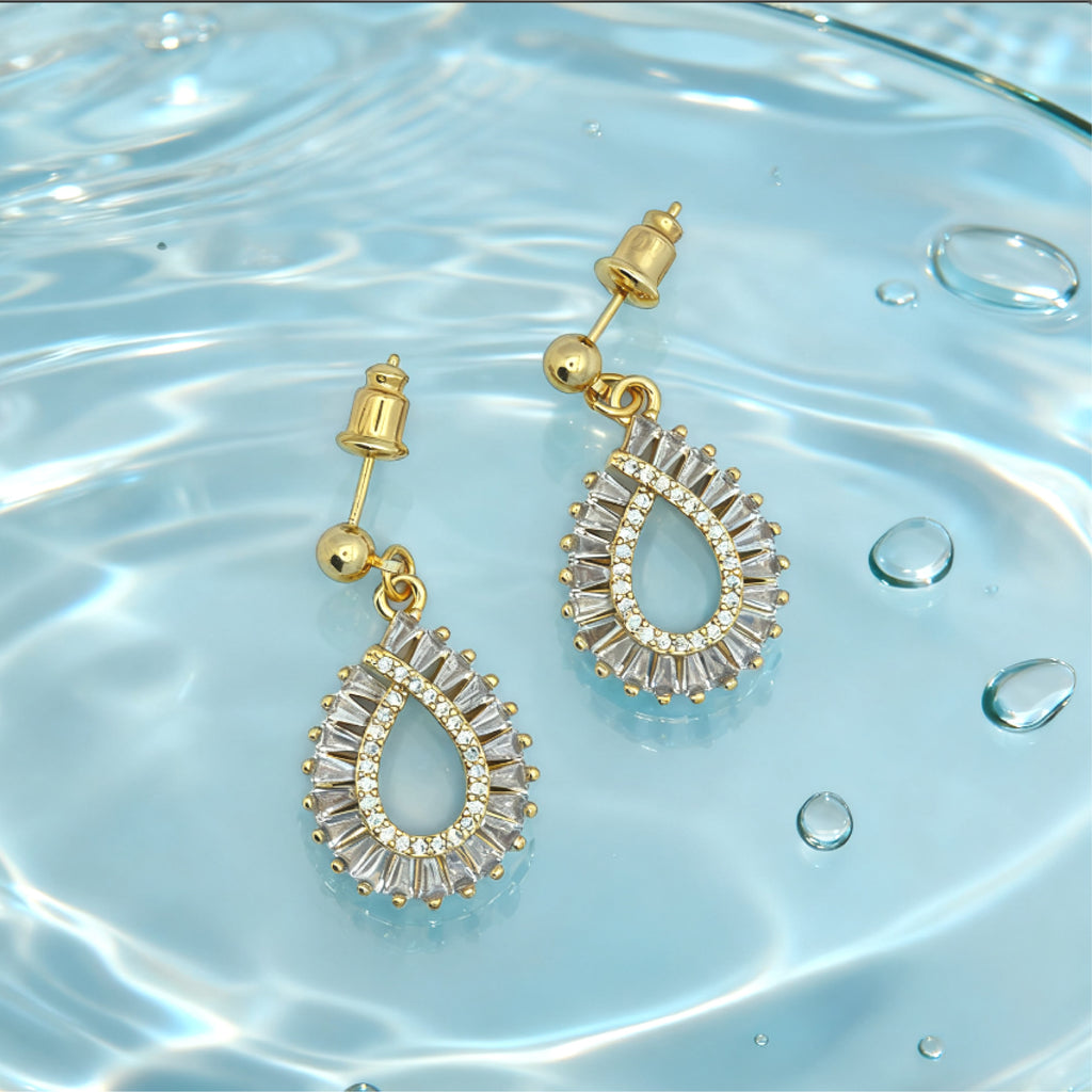 Boucles d'oreilles pendantes en forme de larme « Éclat » — Plaqué or 18 carats, style diamant