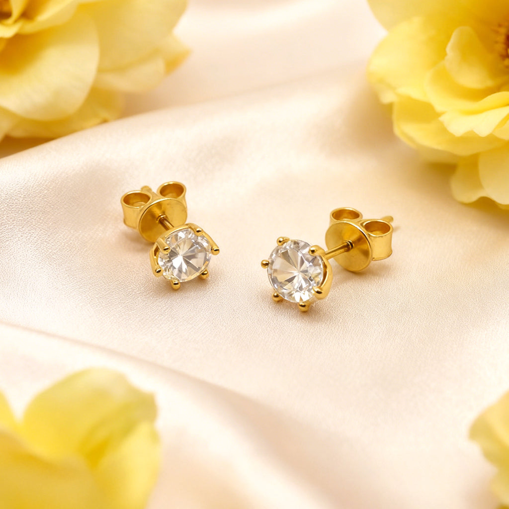Boucles d'oreilles à six griffes « Éclat » en moissanite classique — Argent sterling plaqué or 18 carats