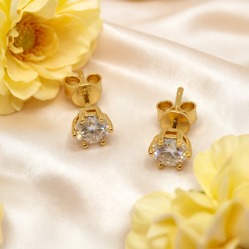 Boucles d'oreilles à six griffes « Éclat » en moissanite classique — Argent sterling plaqué or 18 carats