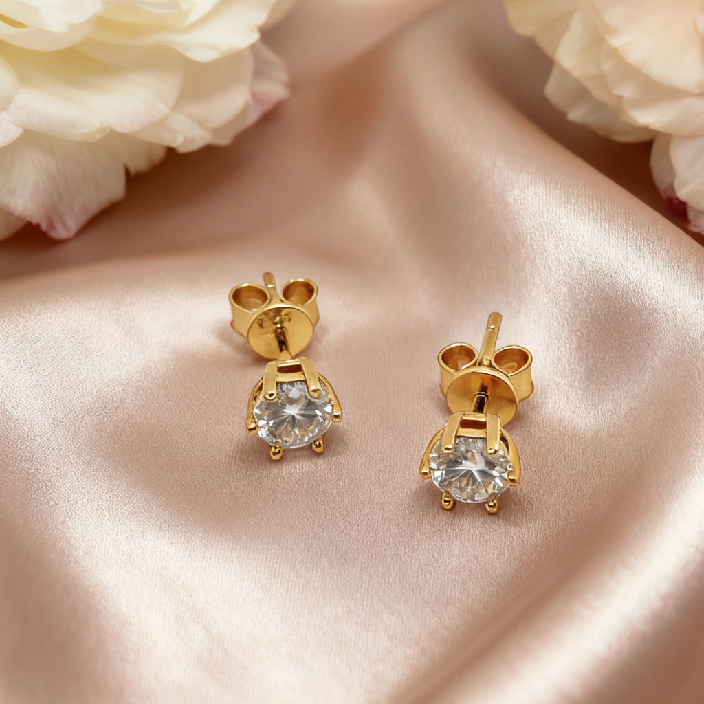 Boucles d'oreilles à six griffes « Éclat » en moissanite classique — Argent sterling plaqué or 18 carats