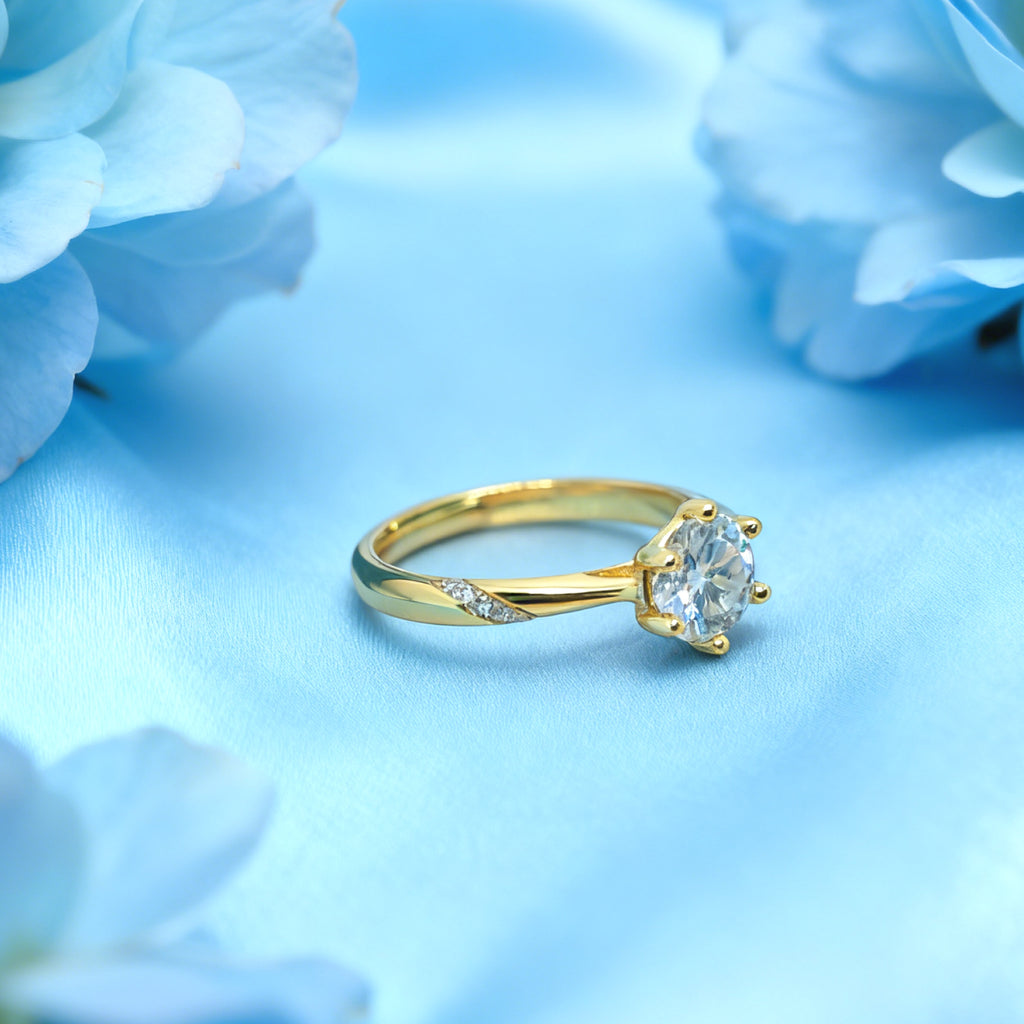 Bague solitaire à six griffes Aurora « Toujours » — Argent sterling plaqué or 18 carats, Moissanite
