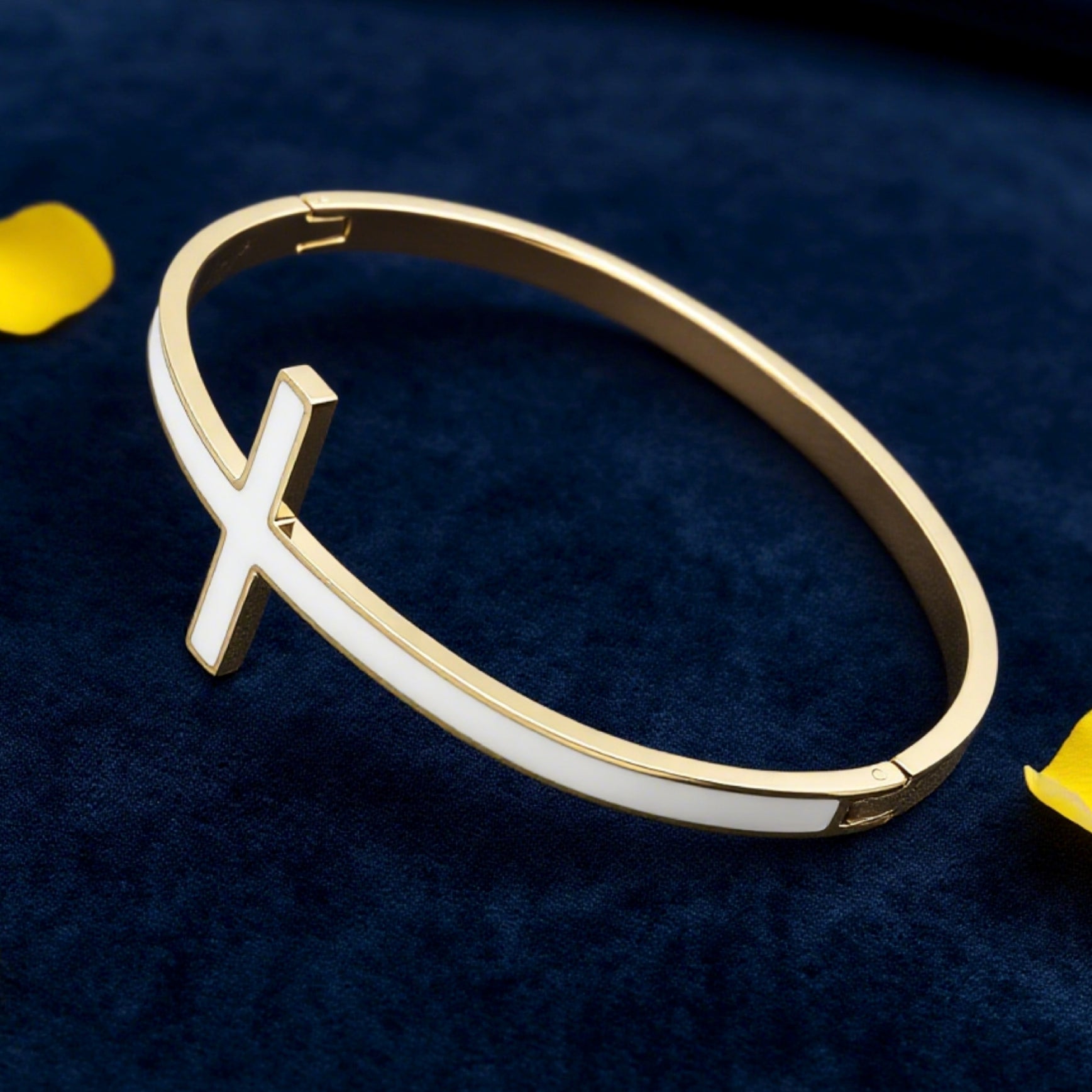 Jonc ouvert « Lien » — Croix en émail, plaqué or 18 carats