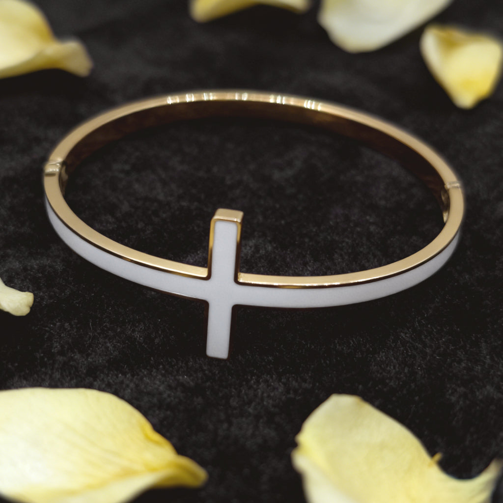 Jonc ouvert « Lien » — Croix en émail, plaqué or 18 carats