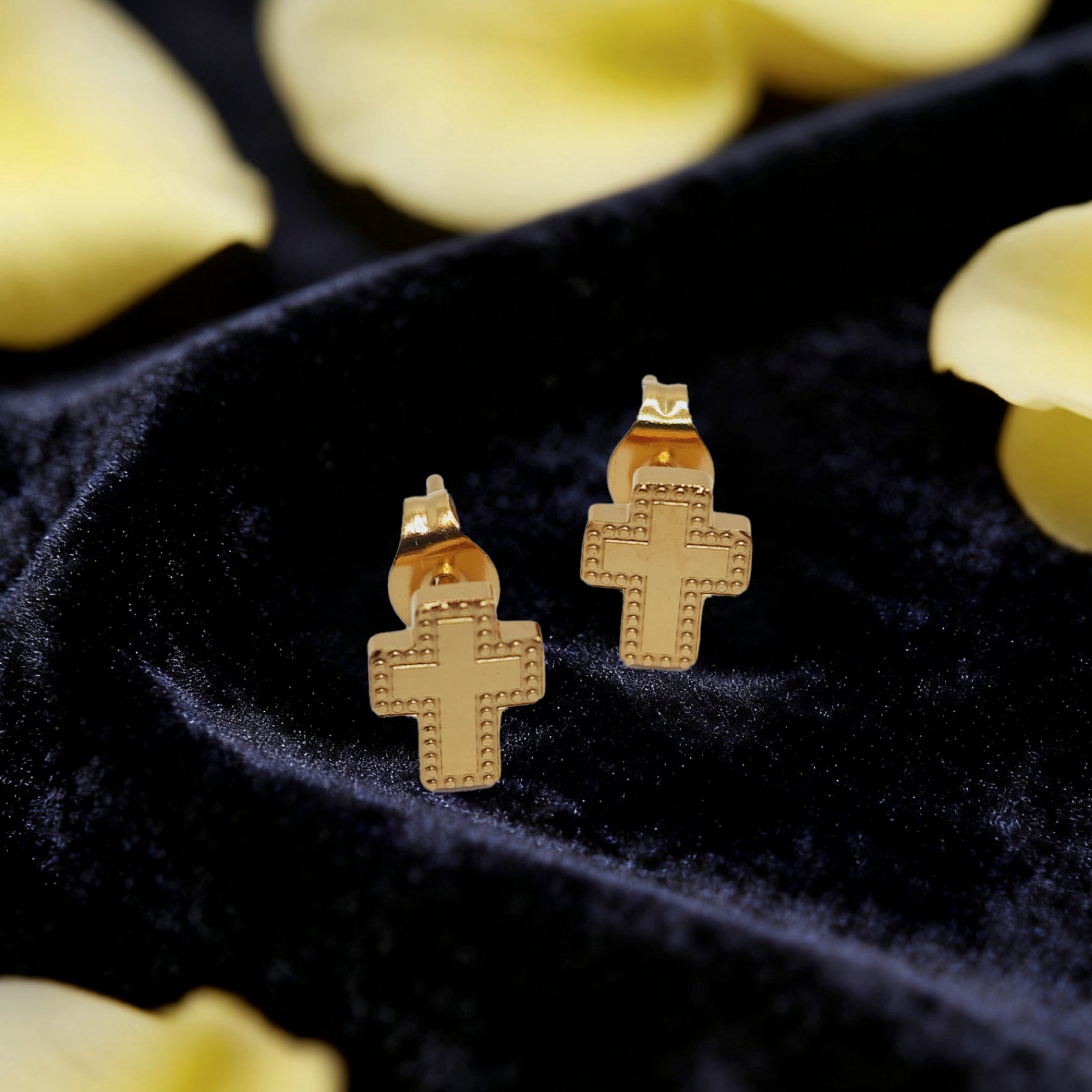 “Éclat” Milgrain Cross Stud Earrings — 18K Gold‑Plated