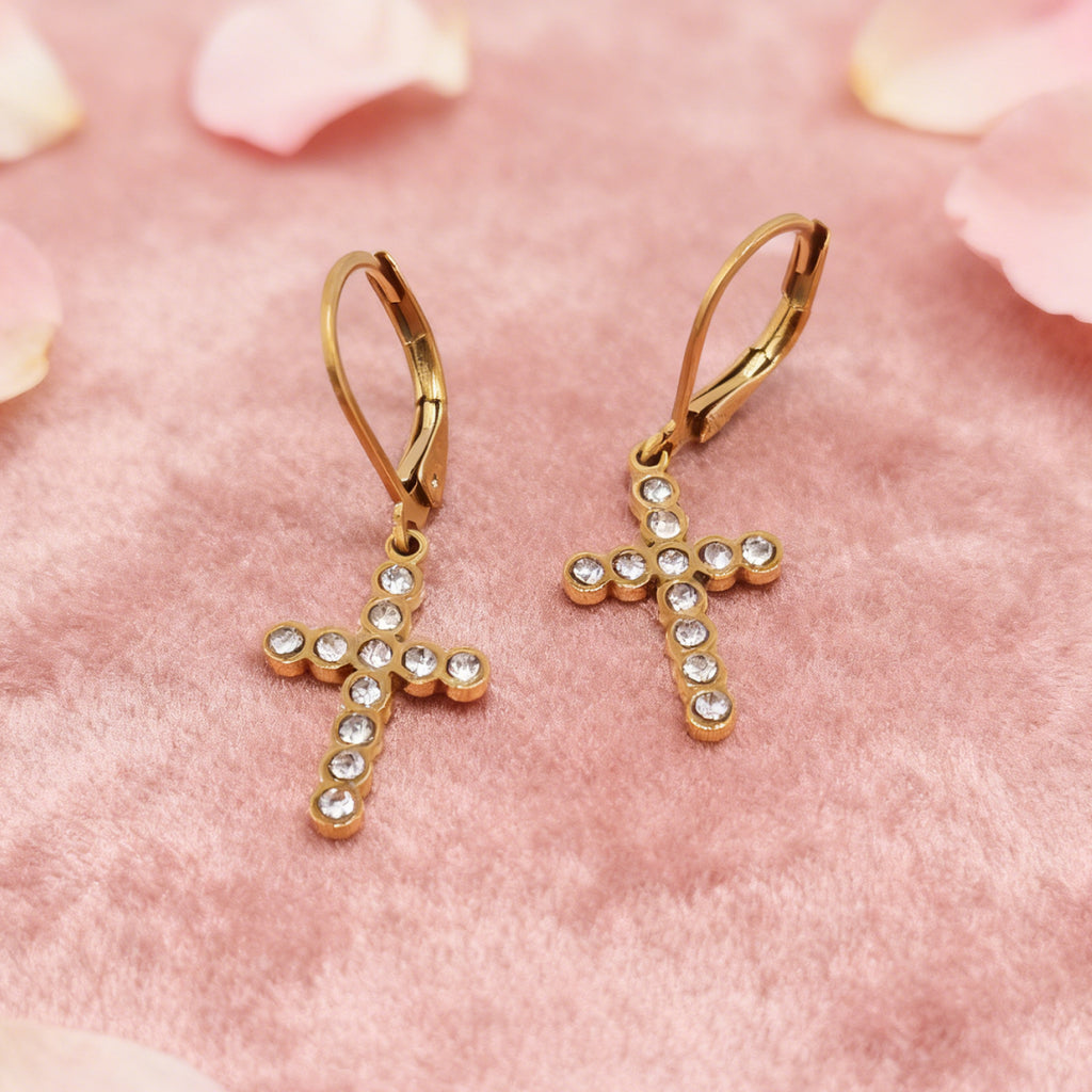 Boucles d'oreilles dormeuses croix pavée serti clos « Éclat » — Plaqué or 18 carats, style diamant