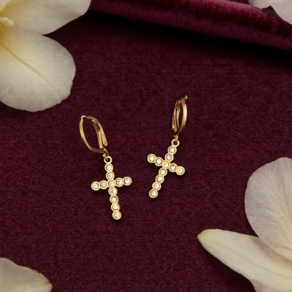Boucles d'oreilles dormeuses croix pavée serti clos « Éclat » — Plaqué or 18 carats, style diamant