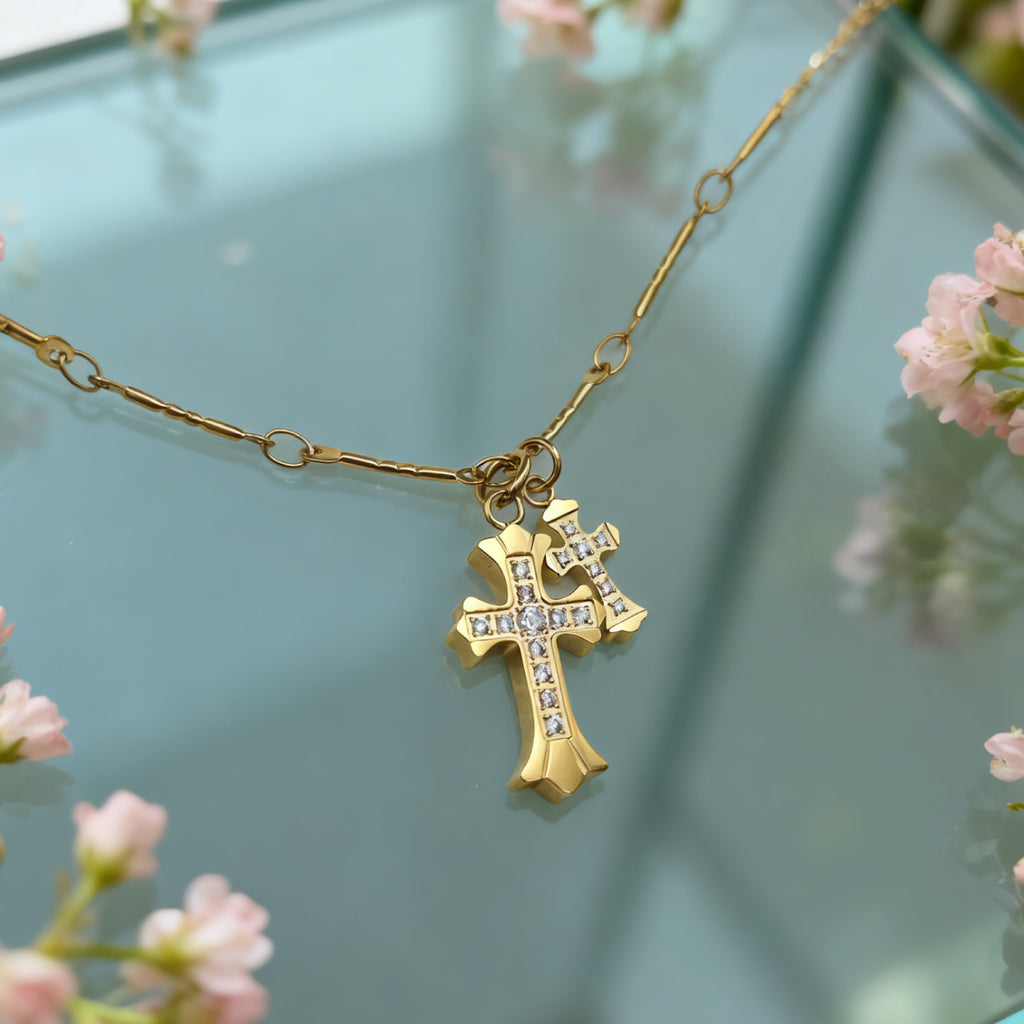 Collier à breloque double croix « Étreinte » — Plaqué or 18 carats, style diamant