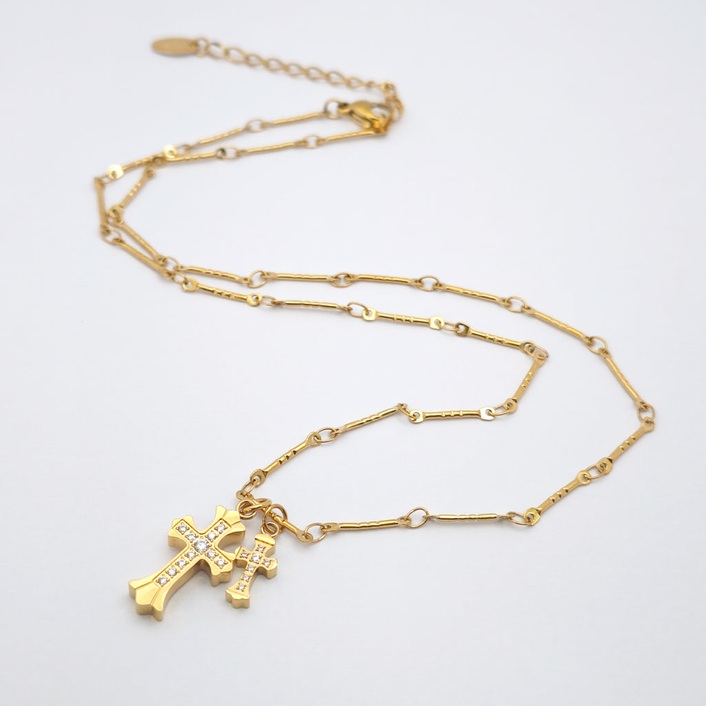 Collier à breloque double croix « Étreinte » — Plaqué or 18 carats, style diamant