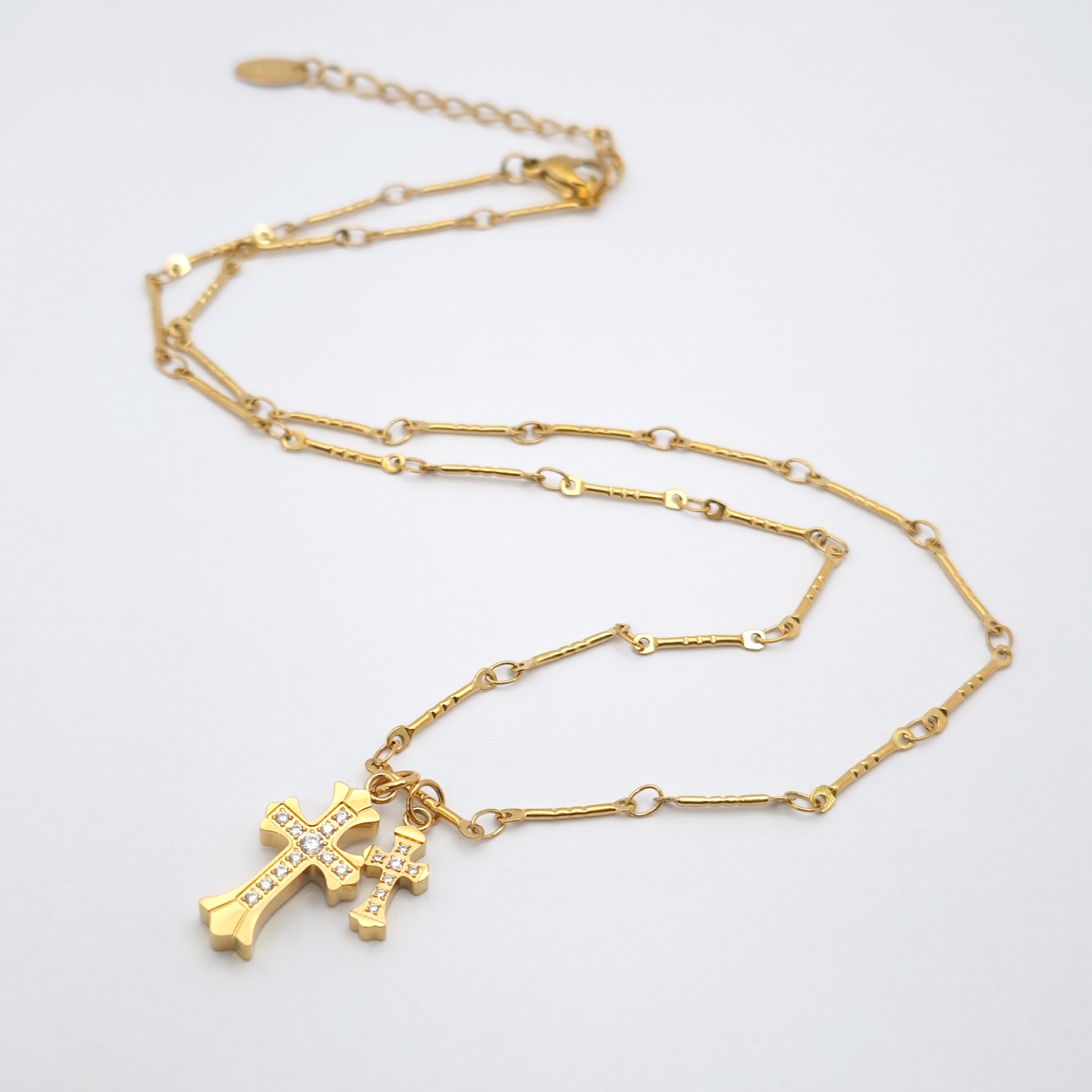 Collier à breloque double croix « Étreinte » — Plaqué or 18 carats, style diamant