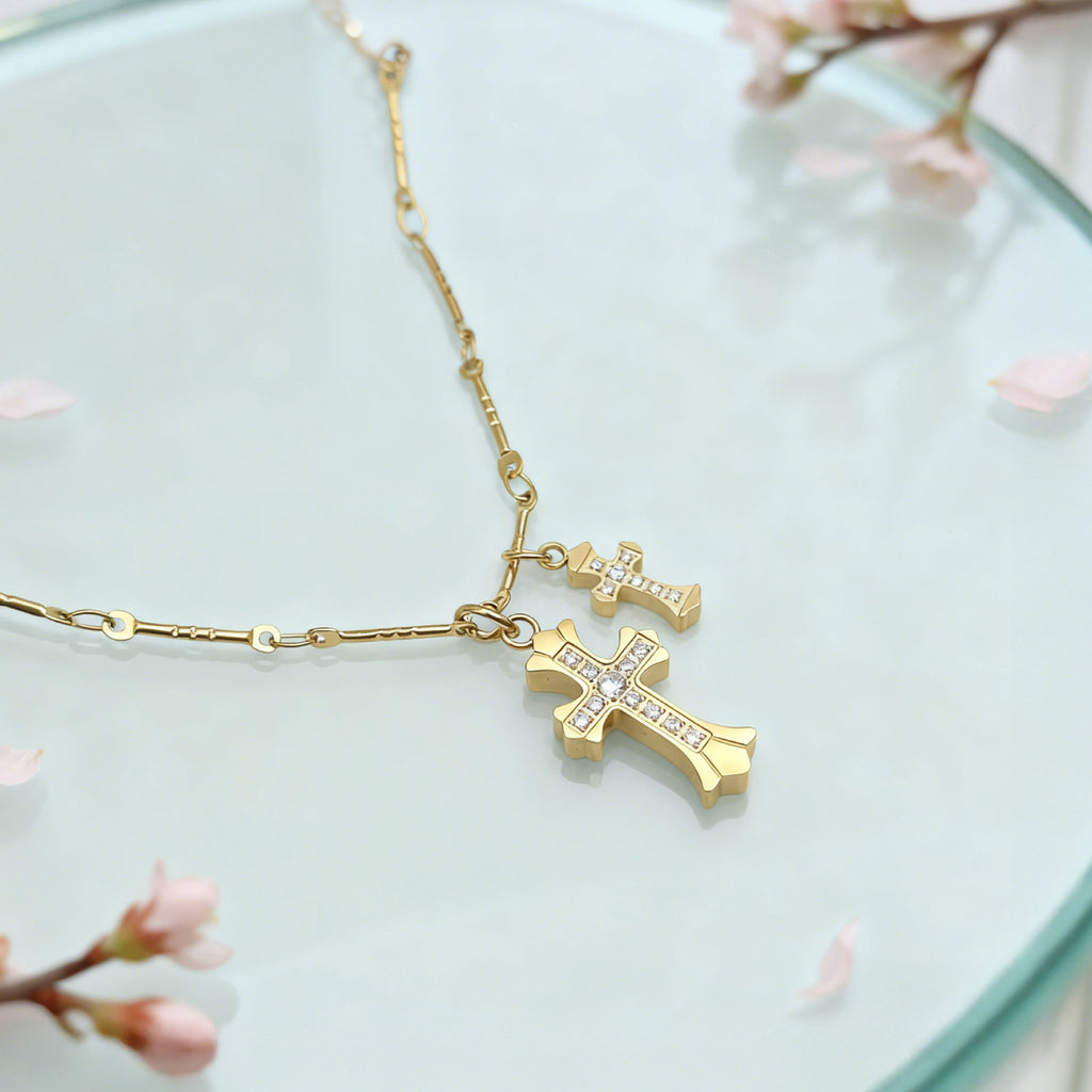 Collier à breloque double croix « Étreinte » — Plaqué or 18 carats, style diamant