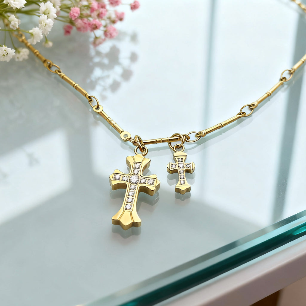 Collier à breloque double croix « Étreinte » — Plaqué or 18 carats, style diamant