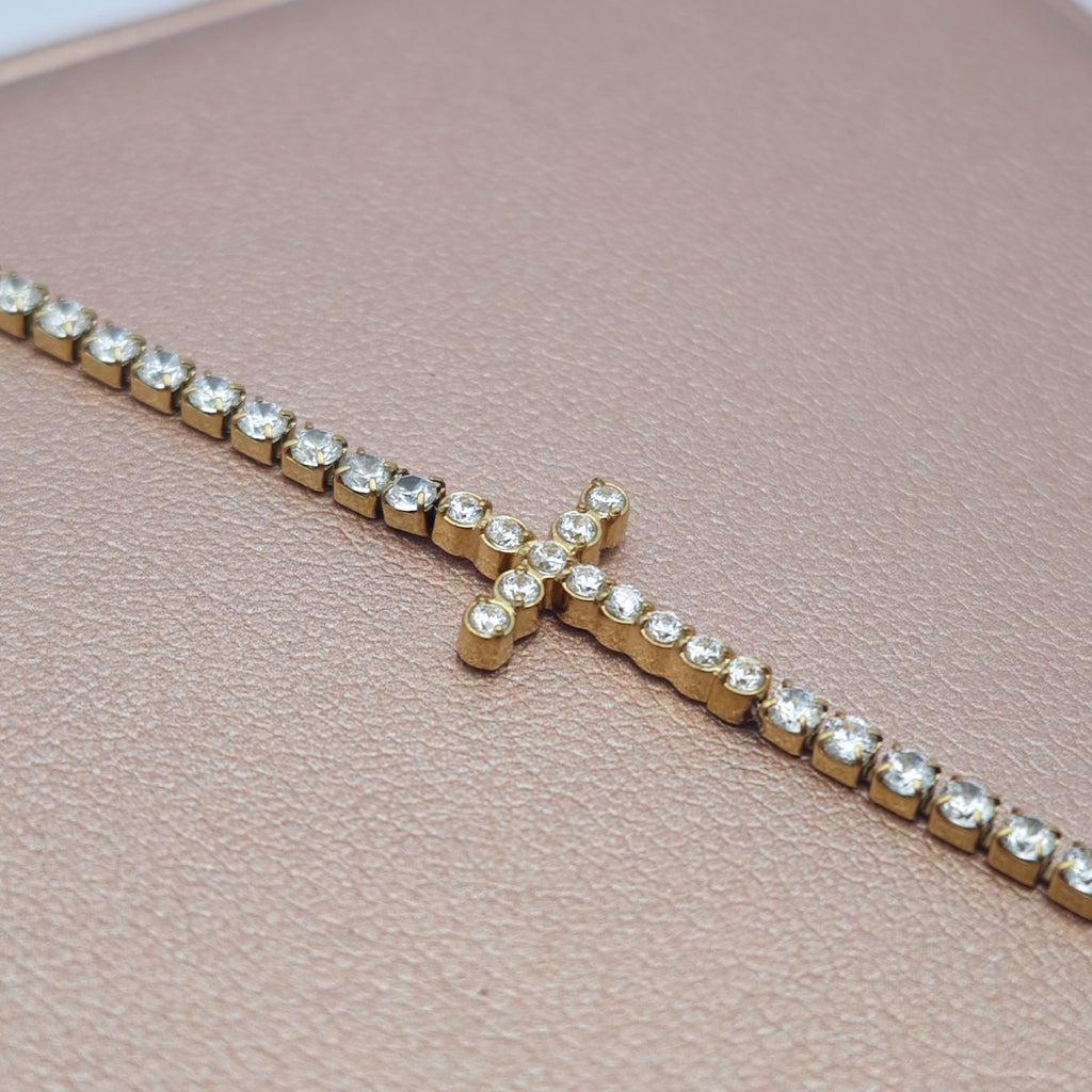 Bracelet rivière « Lien » à croix — Plaqué or 18 carats, oxydes de zirconium haute qualité