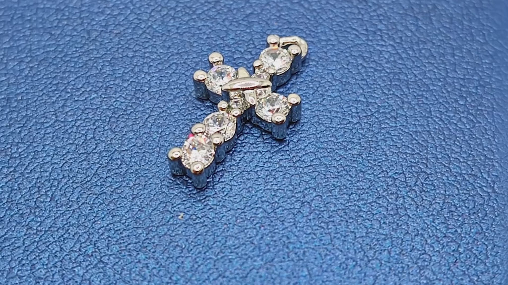 Pendentif croix « Léger » — Zircon cubique plaqué or 14 carats (finition style platine)